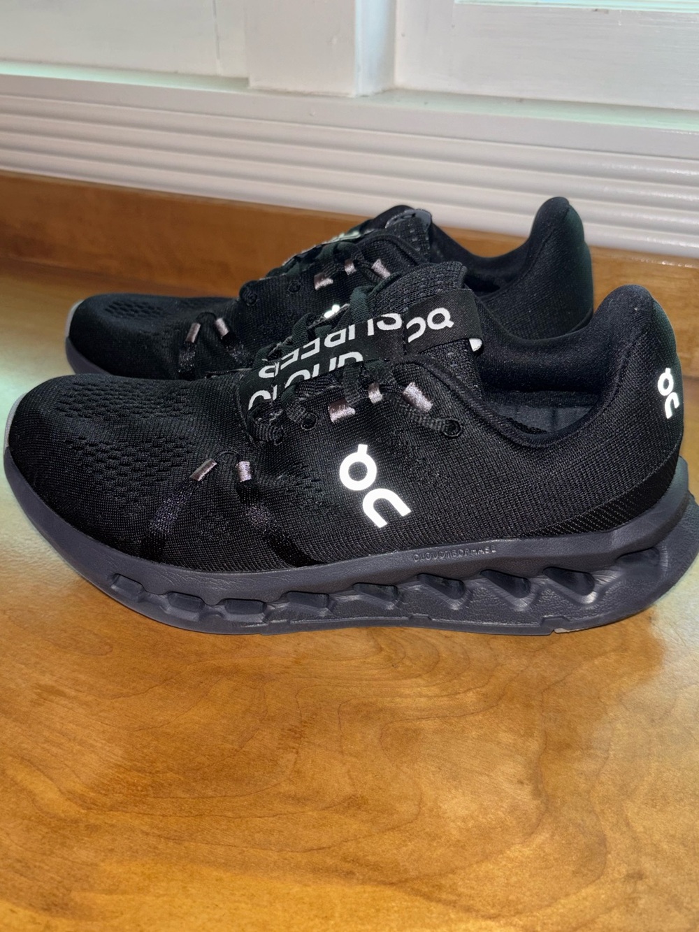 On Women’s Cloudsurfer Size 8